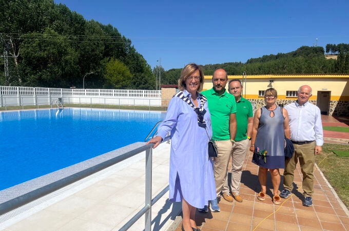 La presidenta de la Diputación de Palencia, Ángeles Armisén, visita las piscinas de Alar del Rey