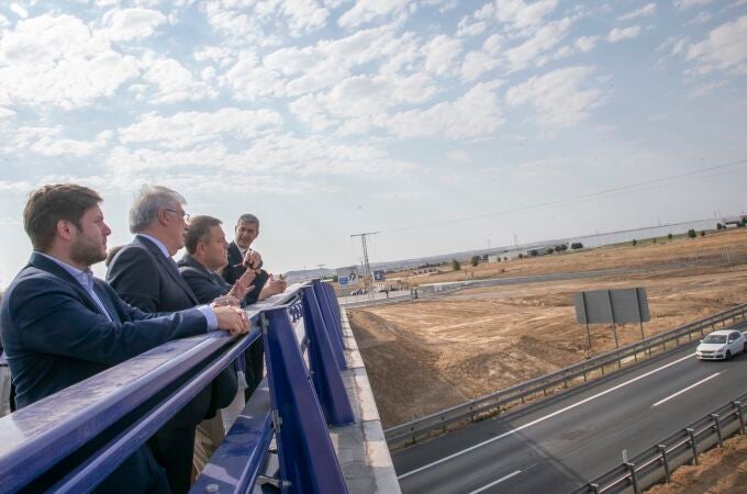El presidente de Castilla-La Mancha,Emiliano García-Page, visita en Illescas la finalización de las obras de remodelación del paso superior sobre la autovía A-42