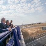 El presidente de Castilla-La Mancha,Emiliano García-Page, visita en Illescas la finalización de las obras de remodelación del paso superior sobre la autovía A-42