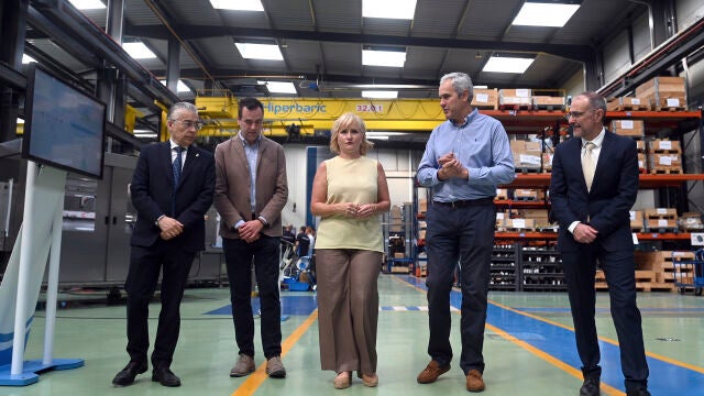 La consejera de Industria, Comercio y Empleo, Leticia García, visita las instalaciones de la empresa Hiperbaric