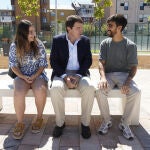 El presidente Alfonso Fernández Mañueco conversa con dos jóvenes estudiantes del campus berciano