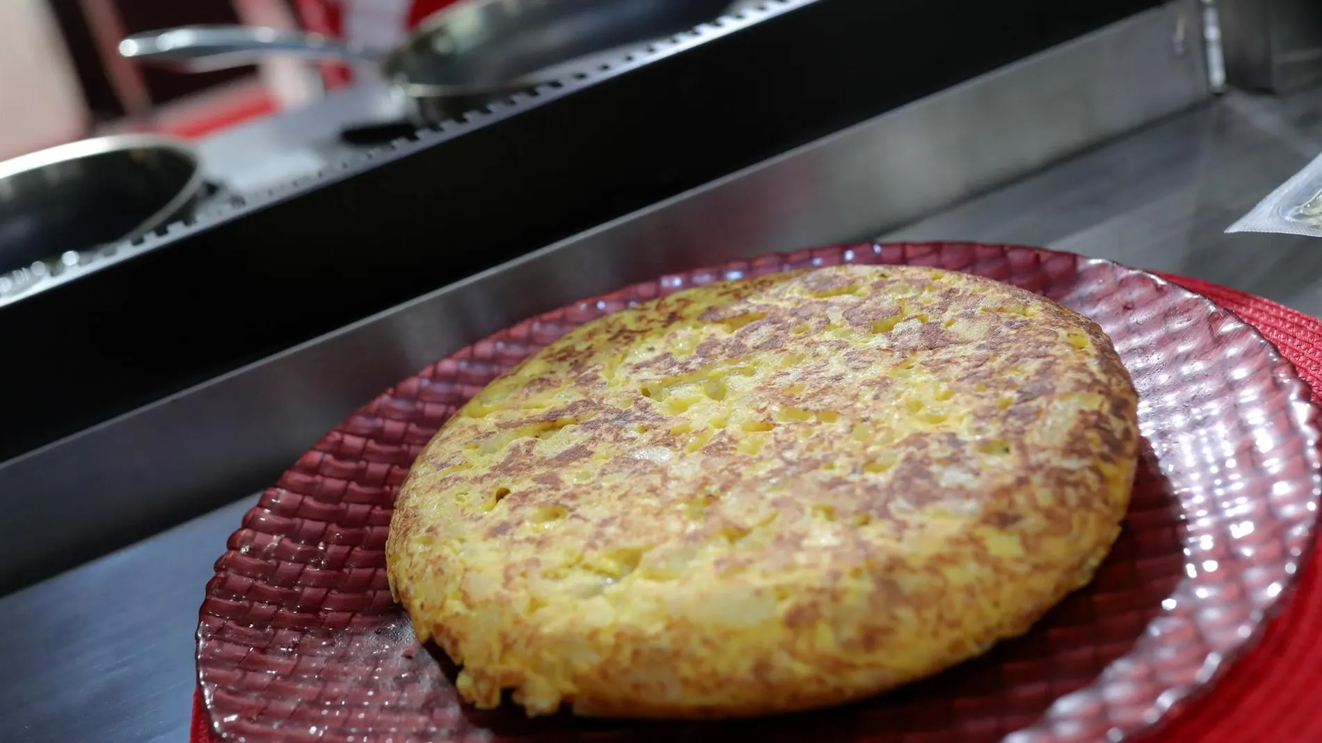 Suben a 29 los afectados por salmonelosis en un restaurante de Barcelona tras comer tortilla