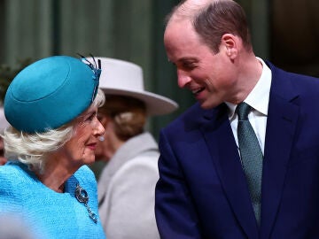 El príncipe Guillermo y la reina Camilla en una imagen de archivo