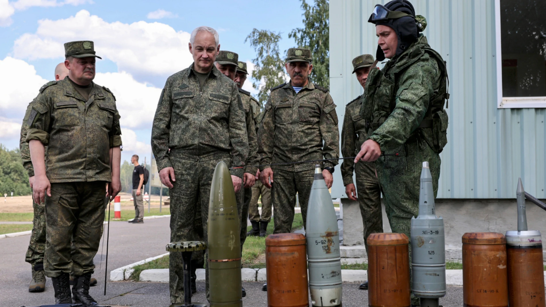 St. Petersburg (Russian Federation), 26/07/2024.- A handout photo made available by the Russian Defence Ministry Press-Service shows Russian Defense Minister Andrei Belousov (2-L) during an inspection of the organization of combat training of military personnel at a training ground of the Leningrad Military District in St. Petersburg, Russia, 26 July 2024. (Rusia, San Petersburgo) EFE/EPA/RUSSIAN DEFENCE MINISTRY PRESS SERVICE HANDOUT -- MANDATORY CREDIT -- HANDOUT EDITORIAL USE ONLY/NO SALES