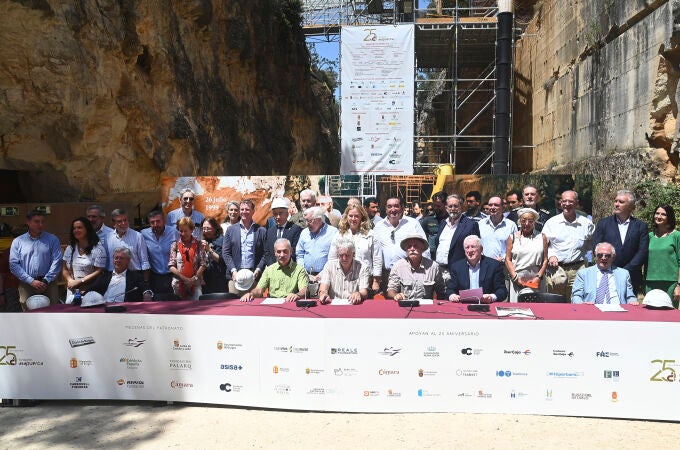 La Fundación Atapuerca recrea la firma de su constitución en el mismo lugar donde se produjo, con motivo de la celebración de su 25 aniversario