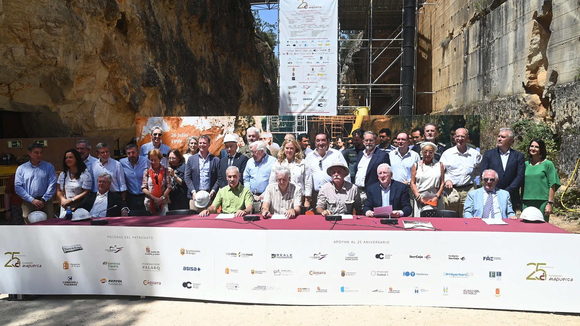 La Fundación Atapuerca recrea la firma de su constitución en el mismo lugar donde se produjo, con motivo de la celebración de su 25 aniversario