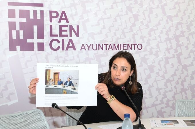 La alcaldesa de Palencia, Miriam Andrés, aborda diversos asuntos relacionados con la reunión mantenida con el ministro de Transportes y Movilidad Sostenible, Óscar Puente, en la imagen muestra informaciones y documentos de anteriores legislaturas referentes a la integración del ferrocarril