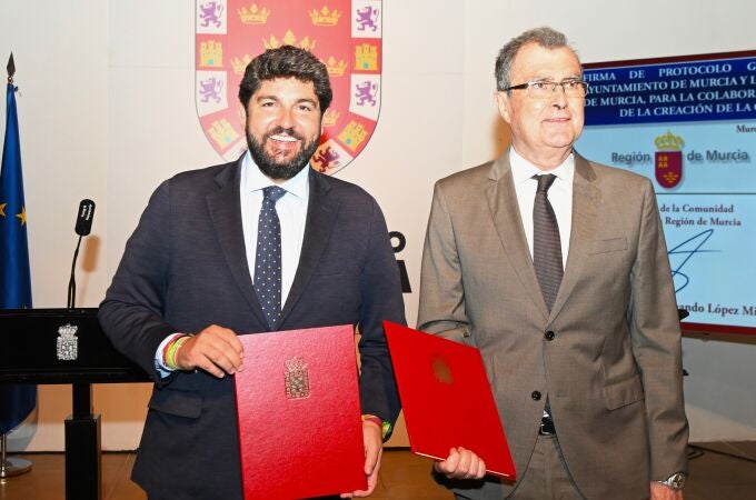 El presidente de la Comunidad, Fernando López Miras, firmó hoy junto con el alcalde de Murcia, José Ballesta, el protocolo entre el Gobierno regional y el Ayuntamiento para la colaboración en la celebración durante 2025 de los 1.200 años de creación de la ciudad de Murcia.