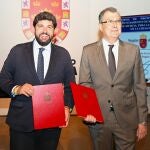 El presidente de la Comunidad, Fernando López Miras, firmó hoy junto con el alcalde de Murcia, José Ballesta, el protocolo entre el Gobierno regional y el Ayuntamiento para la colaboración en la celebración durante 2025 de los 1.200 años de creación de la ciudad de Murcia.