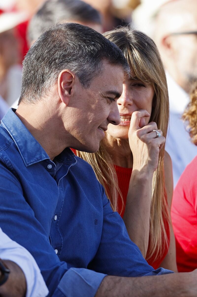 BENALMÁDENA (MÁLAGA), 05/06/2024.- El secretario general del PSOE y presidente del Gobierno, Pedro Sánchez (i), junto a su mujer, Begoña Gómez (d), durante un acto electoral de los socialistas en Benalmádena (Málaga), este miércoles. El secretario general del PSOE y presidente del Gobierno, Pedro Sánchez, interviene en un acto electoral junto a la candidata del partido, vicepresidenta tercera y ministra para la Transición Ecológica y el Reto Demográfico, Teresa Ribera, y el líder de la formación en Andalucía, Juan Espadas. EFE/ Jorge Zapata