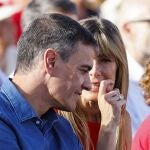 BENALMÁDENA (MÁLAGA), 05/06/2024.- El secretario general del PSOE y presidente del Gobierno, Pedro Sánchez (i), junto a su mujer, Begoña Gómez (d), durante un acto electoral de los socialistas en Benalmádena (Málaga), este miércoles. El secretario general del PSOE y presidente del Gobierno, Pedro Sánchez, interviene en un acto electoral junto a la candidata del partido, vicepresidenta tercera y ministra para la Transición Ecológica y el Reto Demográfico, Teresa Ribera, y el líder de la formación en Andalucía, Juan Espadas. EFE/ Jorge Zapata