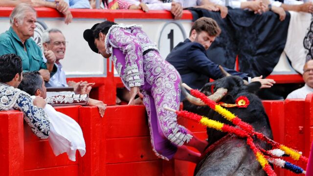 Juan Contreras cogido al parear, hoy en Santander, por fortuna sin consecuencias 