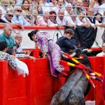 Juan Contreras cogido al parear, hoy en Santander, por fortuna sin consecuencias 