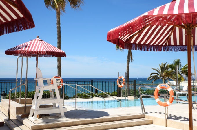 Panorámica de la piscina del hotel con vistas al Mediterráneo