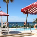 Panorámica de la piscina del hotel con vistas al Mediterráneo