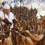 Un asador preparando las piezas. 