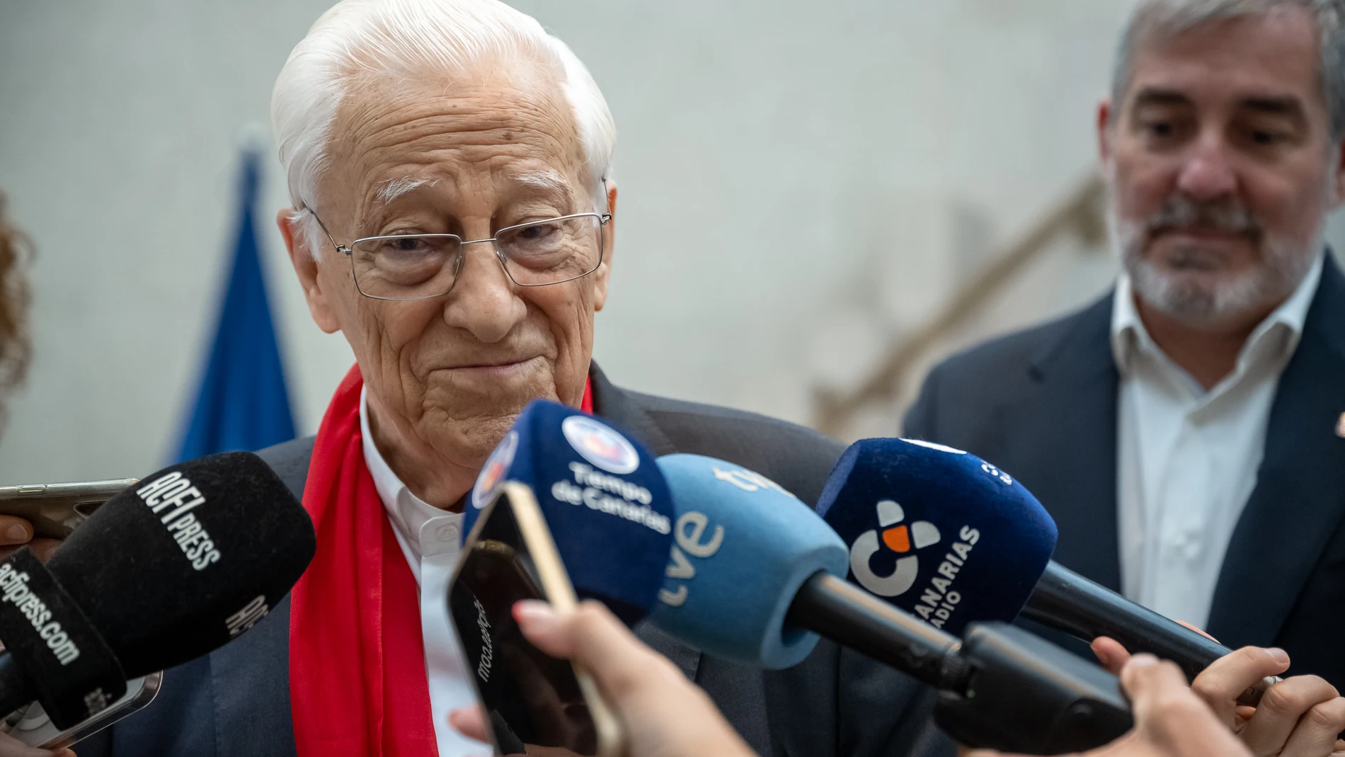 El presidente y fundador de Mensajeros de la Paz, el Padre Ángel (i), atiende a medios tras una reunión en la sede de Presidencia del Gobierno de Canarias en Las Palmas de Gran Canaria, a 26 de julio de 2024, en Las Palmas de Gran Canaria, Gran Canaria (España). Durante la reunión, se ha abordado el drama humanitario que viven las islas y que, según las previsiones, podría agravarse a partir de septiembre cuando se registran los mayores picos en la llegada de embarcaciones procedentes de Áfri...