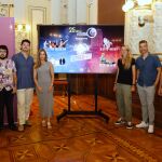 La concejala Carolina del Bosque junto a algunos de los artistas que participarán en la celebración