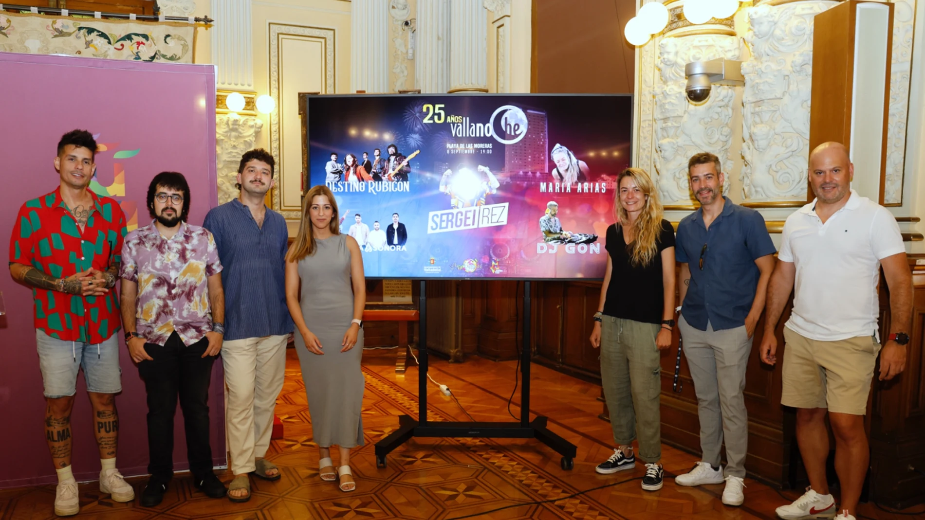 La concejala Carolina del Bosque junto a algunos de los artistas que participarán en la celebración