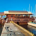 El Puerto Deportivo de Benalmádena ha sacado a la superficie este viernes un barco de 30 toneladas