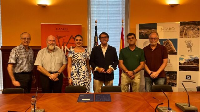 El Marq y el Ayuntamiento de Alicante en la firma del convenio sobre el Centro de Interpretación de las Torres de la Huerta