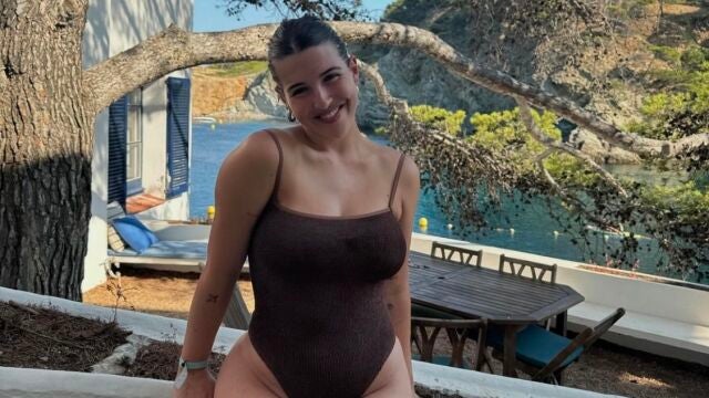 Alba Díaz con el bañador de tiro alto más favorecedor en la Costa Brava.