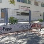 Pintada en un centro escolar antes de su retirada por los servicios municipales. AYUNTAMIENTO DE HUELVA