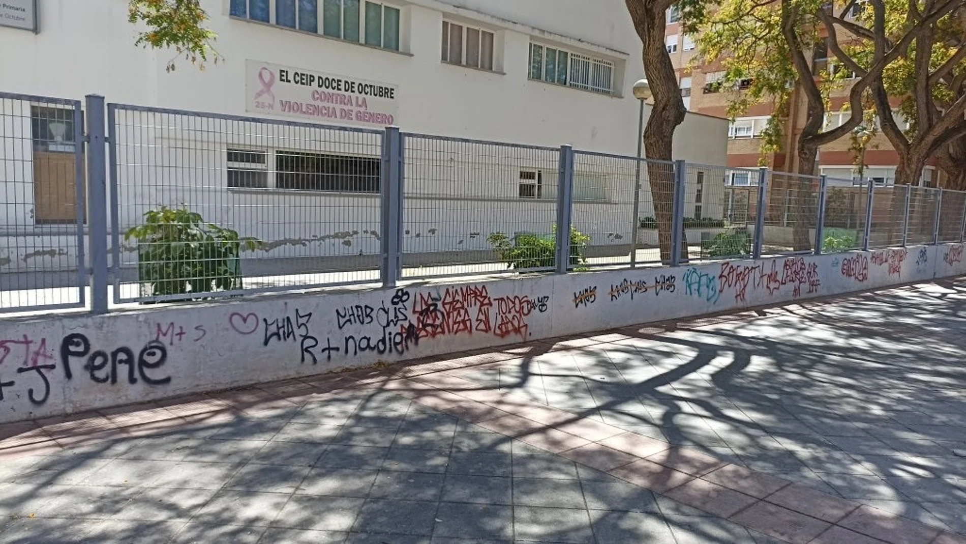 Pintada en un centro escolar antes de su retirada por los servicios municipales.AYUNTAMIENTO DE HUELVA27/07/2024
