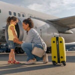 Una niña se dispone a viajar en avión