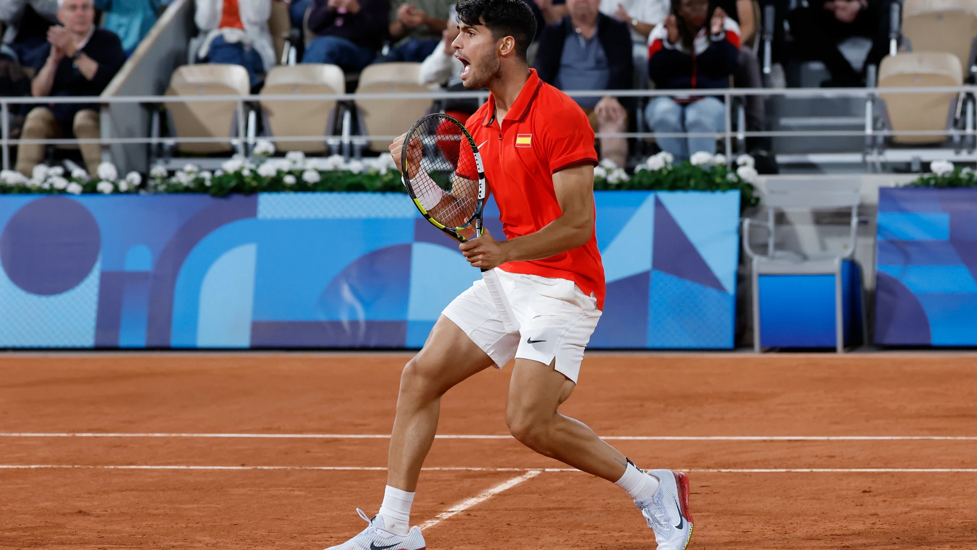 PARÍS, 27/07/2024.- El español Carlos Alcaraz durante el partido de dobles frente a los argentinos Máximo González y Andrés Molteni, correspondiente a la primera ronda de dobles masculino de tenis de los Juegos Olímpicos de París 2024 este sábado en la pista Phillipe Chatrier de París. EFE/ Juanjo Martín