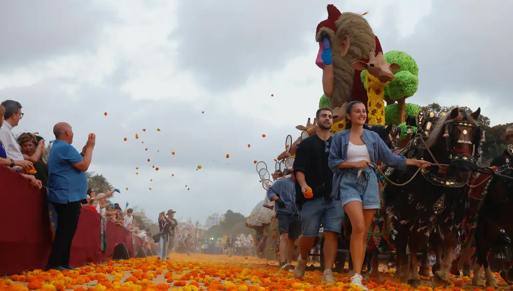 Valencia.-Una Batalla de Flores con guiños a Capital Verde inunda València de color gracias a 1,3 millones de clavelones