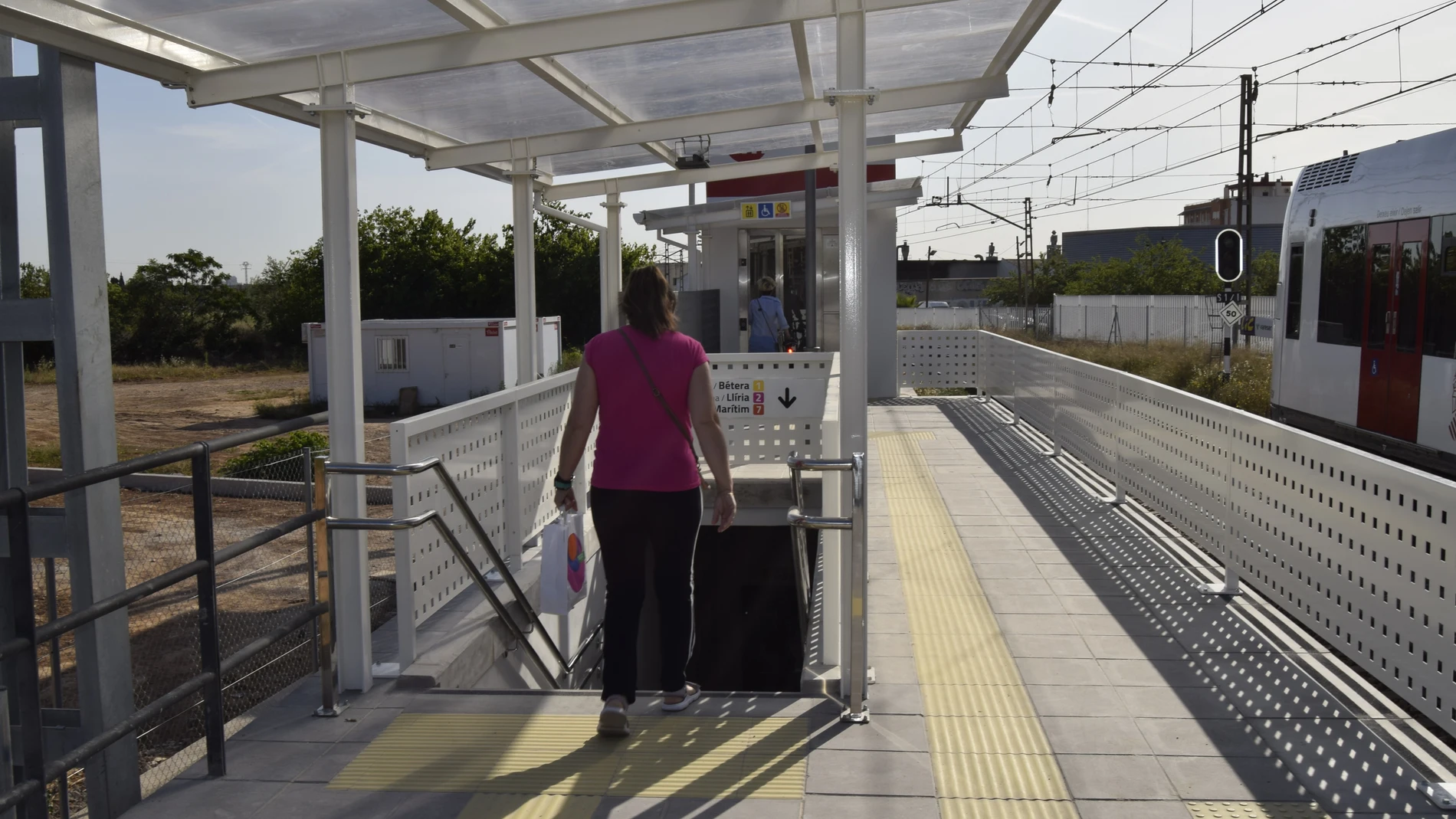 FGV ejecuta mejoras de accesibilidad y seguridad de los pasos a nivel y entre andenes de la Línea 1 de Metrovalencia GVA 28/07/2024