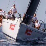 Felipe VI, al timón del "Aifos" en la jornada de entrenamiento en la bahía de Palma