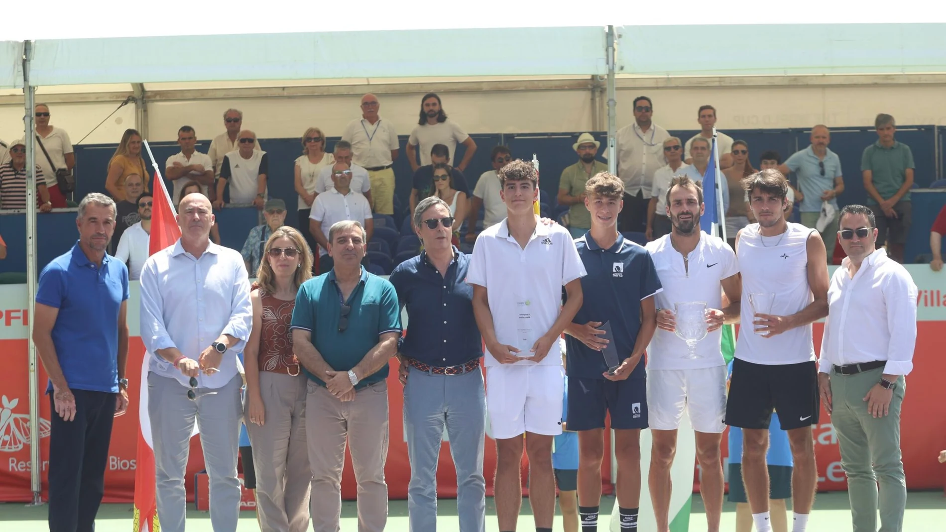 Cuadro de ganaderos del Open de Tenis de Castilla y León, junto a las autoridades