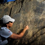 En la imagen Cristina Antón, guía del Yacimiento arqueológico de Siega Verde, muestra grabados del Paleolítico superior de entre 17000 y 20000 años de antigüedad. Este panel representa un esquema compositivo generalizado en todo el, yacimiento,un gran bóvido y un gran caballo realizados con técnica de piqueteado, ocupando la parte central del panel,y rodeados de otras figuras de menor tamaño