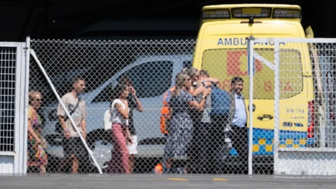 Llegan a Santiago de Compostela los supervivientes gallegos del naufragio del ‘Argos Georgia’