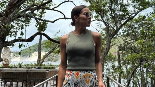 Virginia Troconis con pantalón de tiro alto de vacaciones en Venezuela.