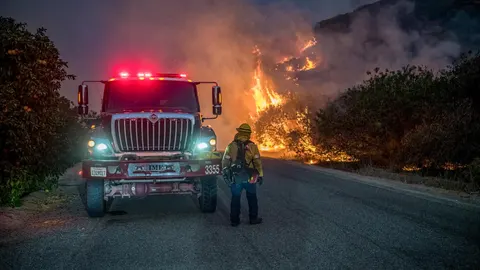 EEUU.- California declara el estado de emergencia ante el incendio forestal más grande del año