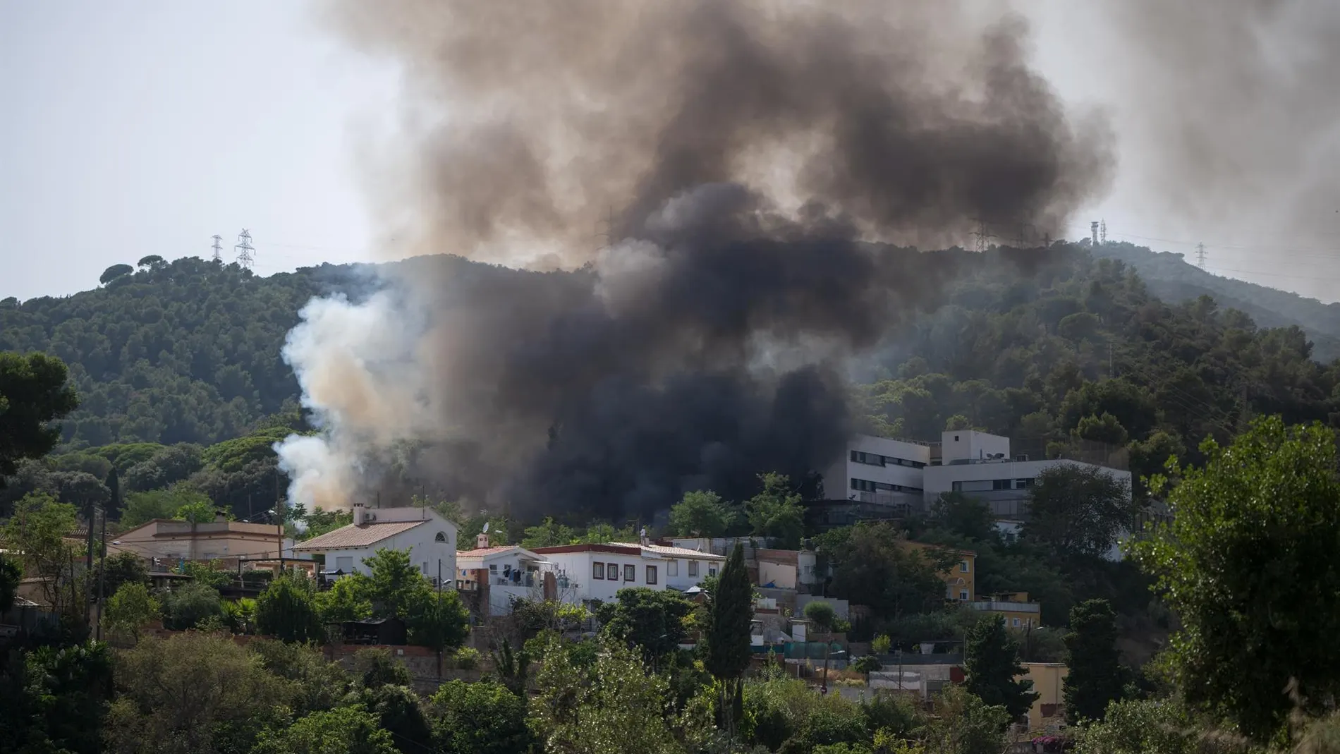 AMP.- Se declara un incendio cerca del Laberint d'Horta de Barcelona