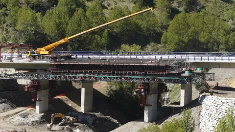 Obras de reconstrucción del viaducto O Castro (León) de la Autovía A-6