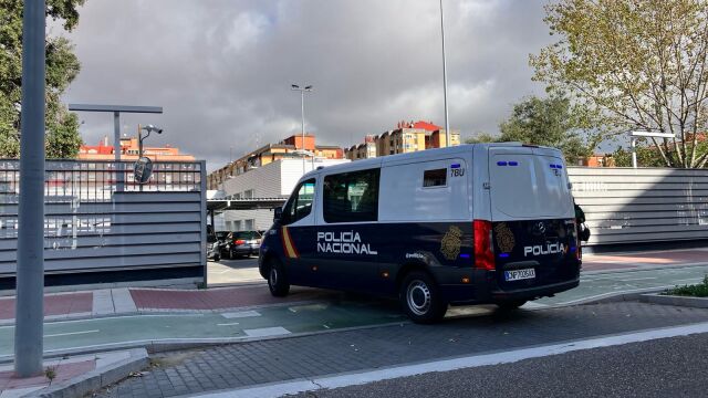 Furgón de la Policía Nacional de Valladolid que traslada a la detenida
