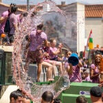 Unas 6.000 personas se refrescan con 40.000 litros de vino clarete en San Asensio (Rioja)