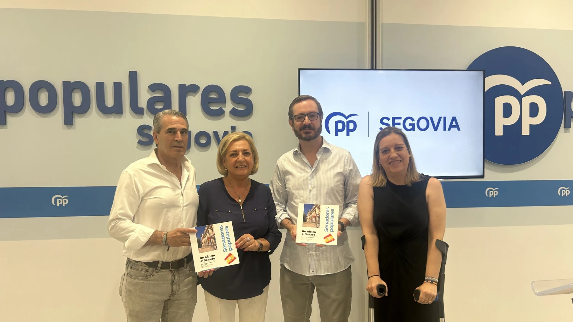 La presidenta del PP de Segovia, Paloma Sanz, junto al vicepresidente del Senado, Javier Maroto, y por los senadores, Juan José Sanz Vitorio y Mª Ángeles García