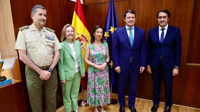 El presidente de Castilla y León, Alfonso Fernández Mañueco, se reúne con al ministra Margarita Robles, junto a Suárez-Quiñones y Amparo Valcarce, entre otros