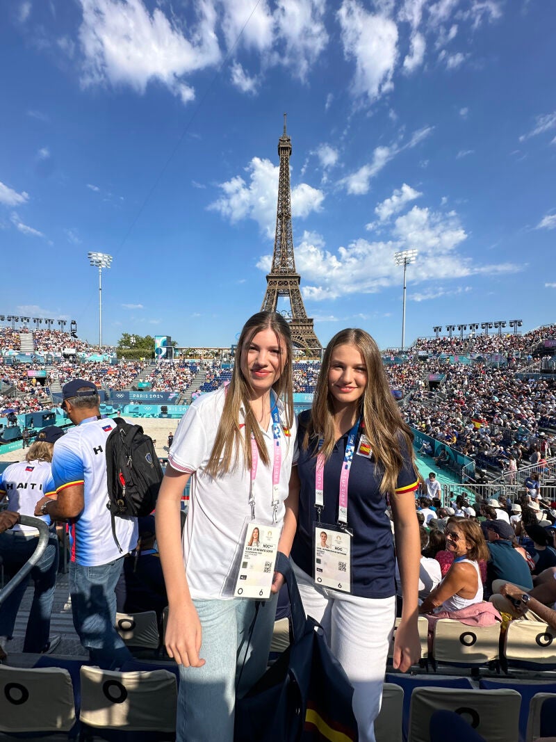 Leonor y Sofía en París. 