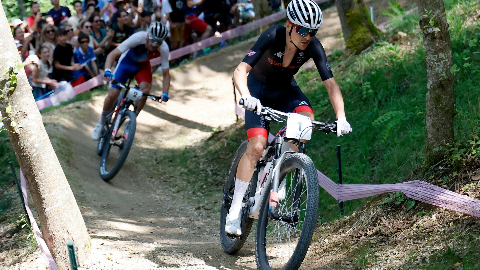Paris (France), 29/07/2024.- Thomas Pidcock of Great Britain competes in the Men Cross Country race of the Mountain Biking competitions in the Paris 2024 Olympic Games, at the Elancourt Hill, Paris, France, 29 July 2024. (Francia, Gran Bretaña, Reino Unido) EFE/EPA/TOLGA AKMEN