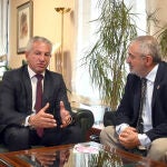 El delegado del Gobierno en Castilla y León, Nicanor Sen mantiene un encuentro con el subdelegado del Gobierno en Burgos, Pedro de la Fuente, en la sede de la Subdelegación del Gobierno