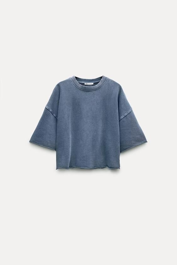 Sudadera en azul de manga corta.
