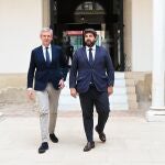 El presidente de la Región de Murcia, Fernando López Miras, recibe al presidente de la Xunta de Galicia, Alfonso Rueda