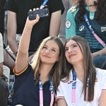 Leonor y Sofía haciéndose un selfie en París. 